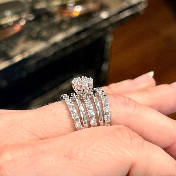 NWT Multi-Band Rhinestone Cluster Ring - Picture 2 of 2